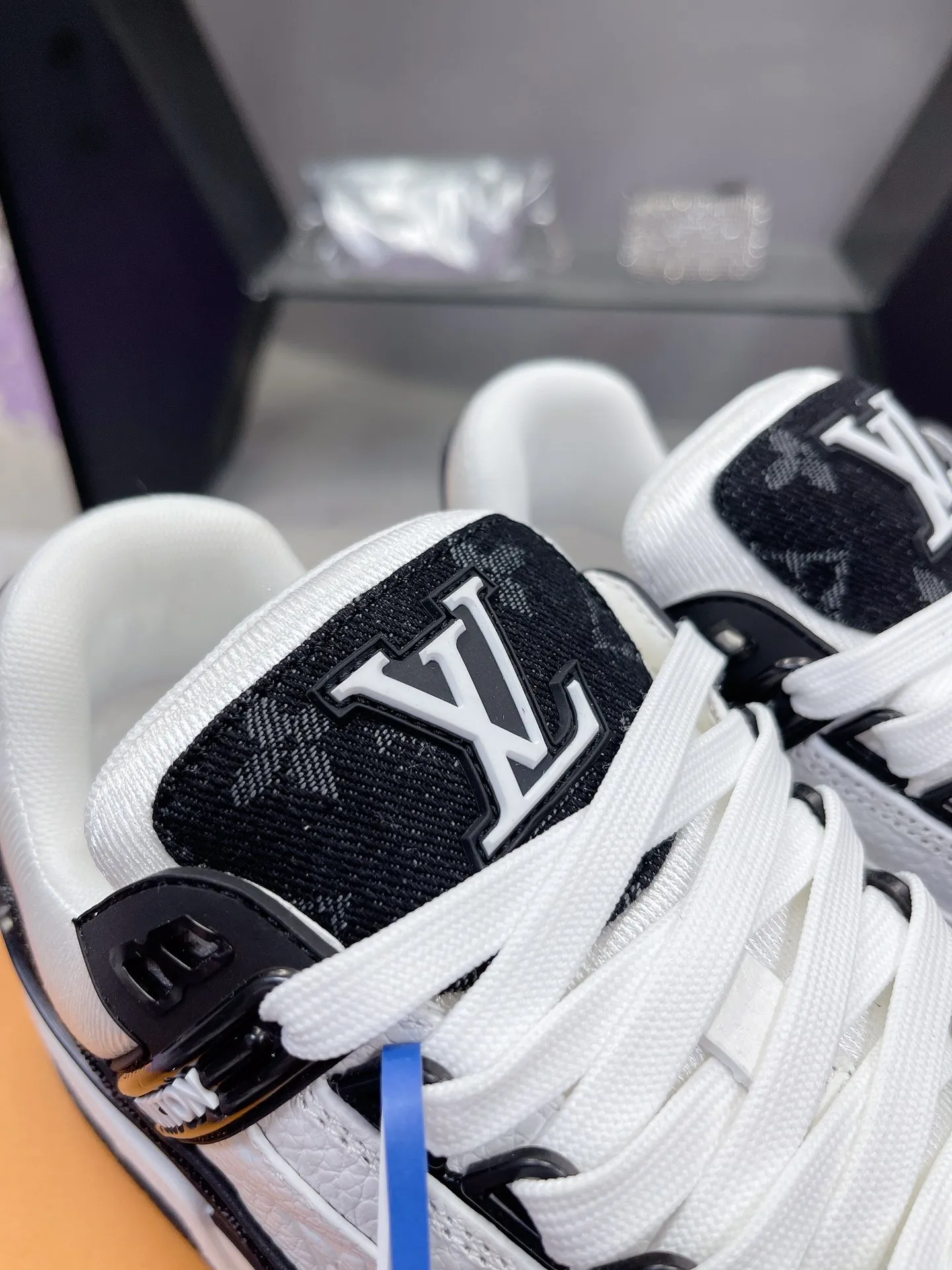 👟👟Ex-factory price 840👟👟 Original development, quality shipping, welcome to compare ❥❥❥❥❥❥LV Trainer Maxi sneakers series LV Trainer Maxi sneakers introduce the loose silhouette of the ready-to-wear series into the LV Trainer sneaker design written by Virgil Abloh, making an eye-catching appearance at the 2024 spring and summer men's wear show. The cow leather upper is combined with rough fabric laces, and colorful beading highlights the brand's classic elements. LV letters mark the tongue and Monogram floral outsole. Mixed materials Made of first-layer cowhide, wrapped in imported custom-printed denim, thick shoelace design, large Monogram print on the side, "lv 54" badges on the tongue and heel, rubber outsole decorated with Monogram flowers, mesh lining and cotton feet, the comfort is as extreme as ever, premium heritage, quality first, worth owning! Size: 35-40 for women, 39-44 for men (45 is custom-made and cannot be returned or exchanged) ♡Full set of packaging with original gift box